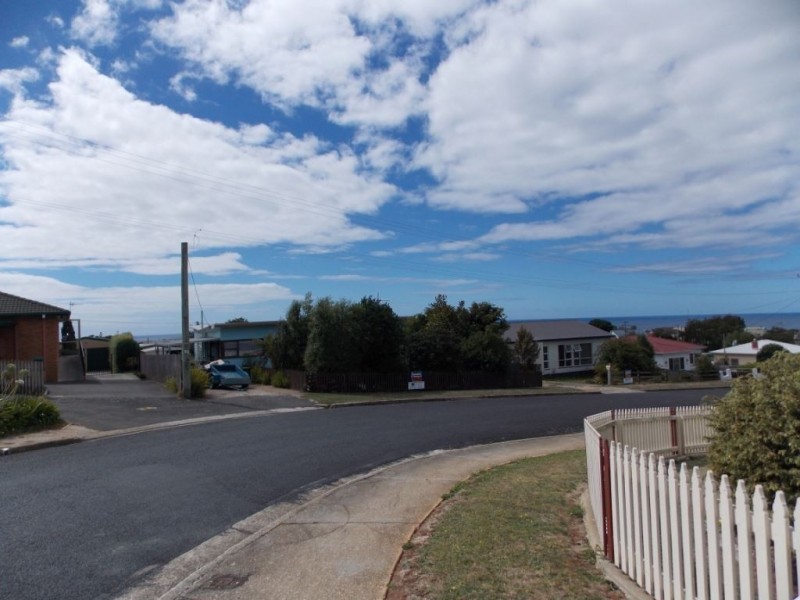 1 Pineleigh Street, Penguin TAS 7316