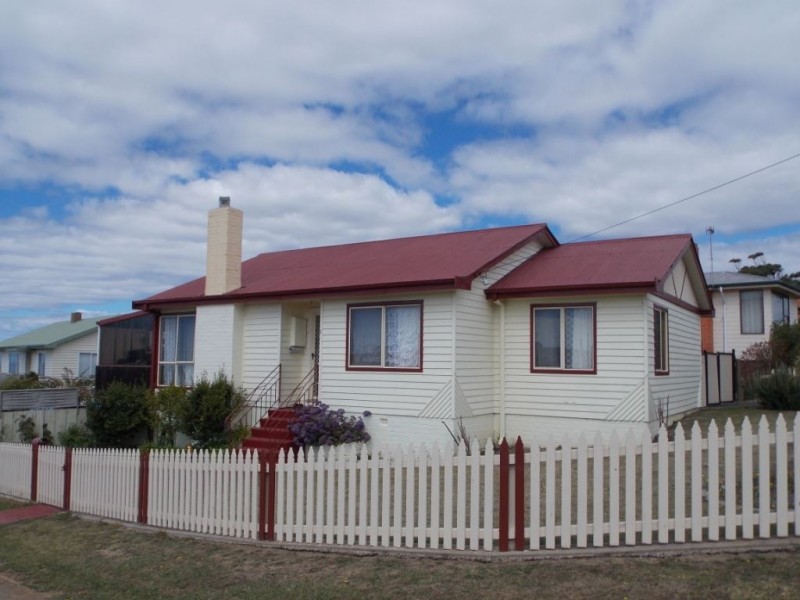 1 Pineleigh Street, Penguin TAS 7316