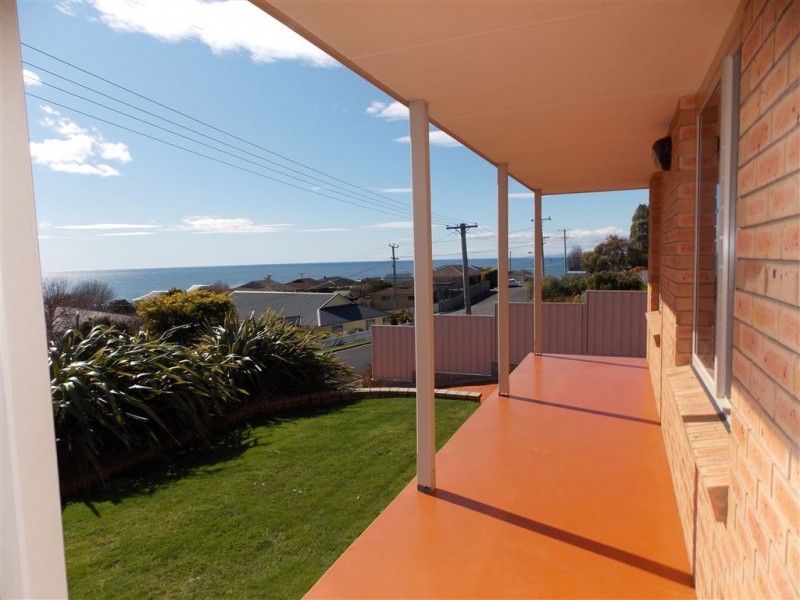 2/1 Long Street, Penguin TAS 7316