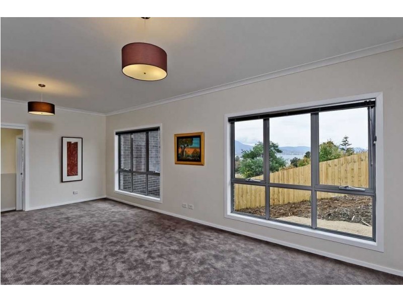 11 Spinnaker Crescent, Tranmere TAS 7018