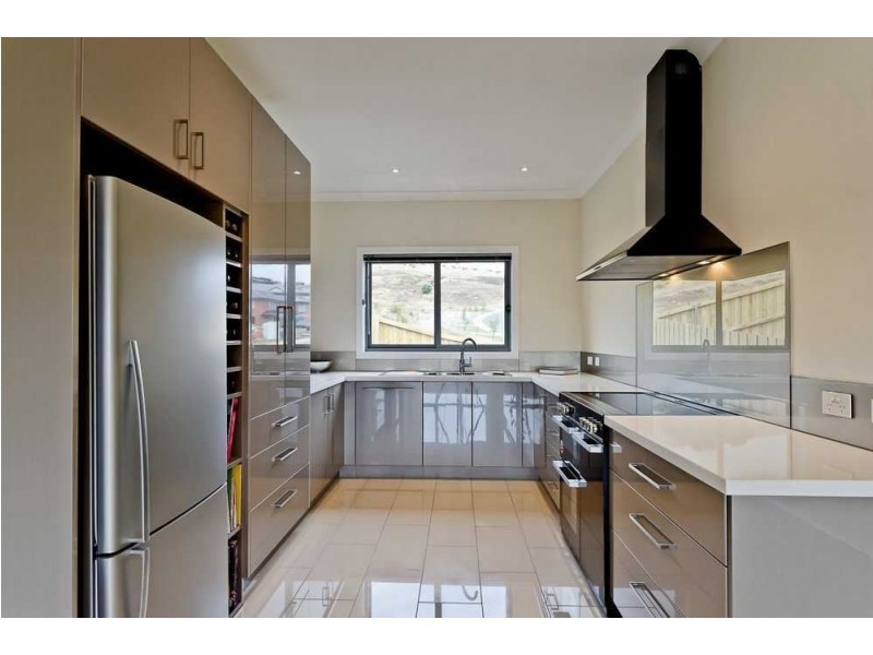 11 Spinnaker Crescent, Tranmere TAS 7018