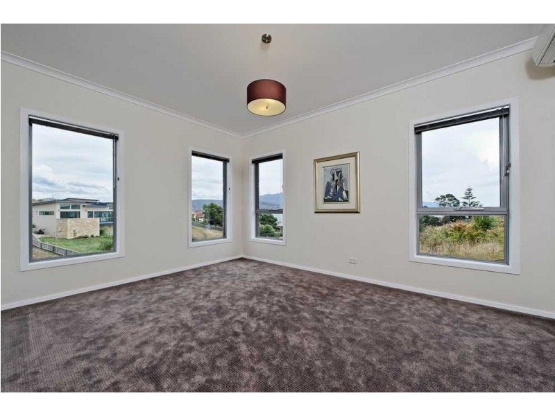 11 Spinnaker Crescent, Tranmere TAS 7018
