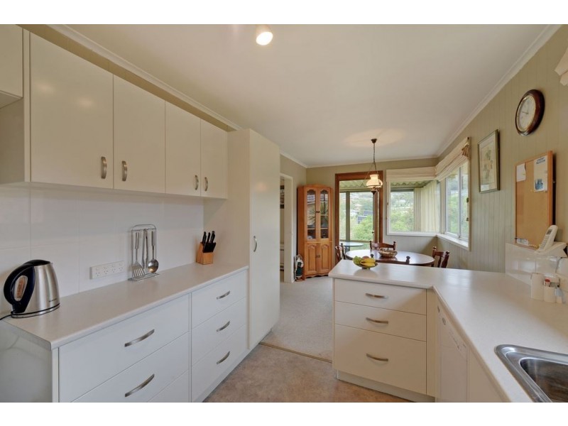 22 Manly Avenue, Lindisfarne TAS 7015