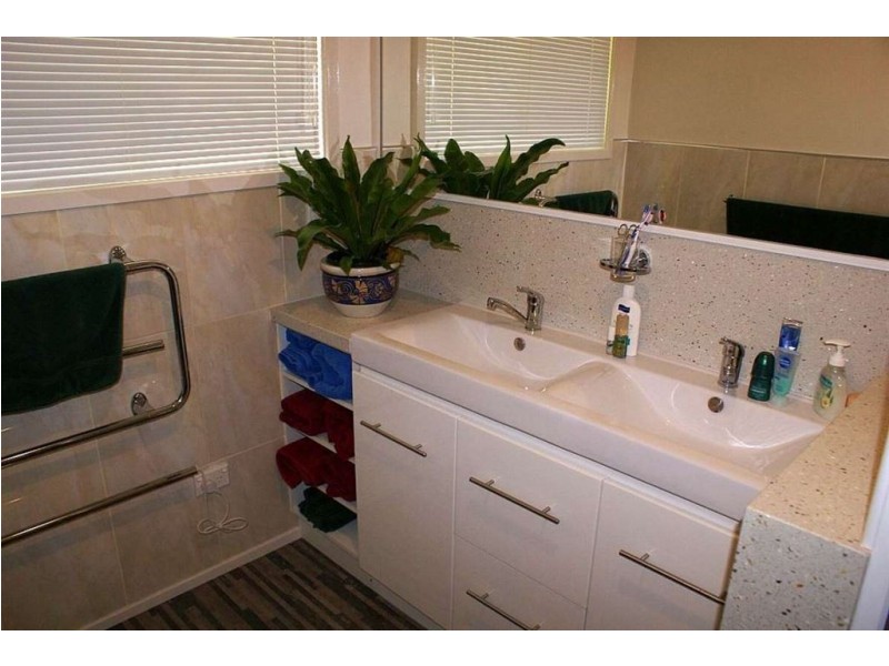 2 Coolangatta Street, Lindisfarne TAS 7015