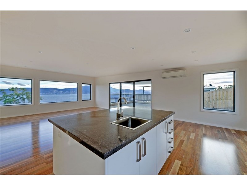 2/612 Oceana Drive, Howrah TAS 7018