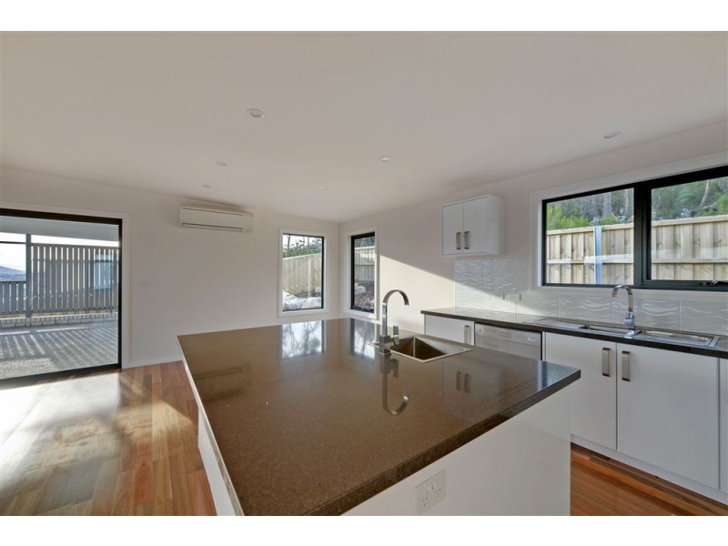 2/612 Oceana Drive, Howrah TAS 7018