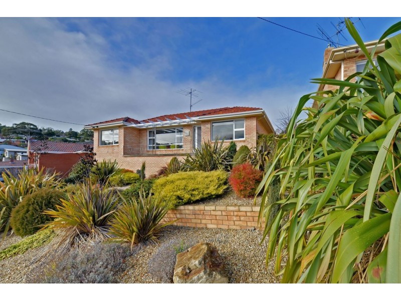 11 Coolangatta Street, Lindisfarne TAS 7015