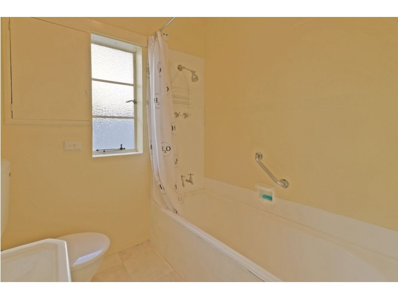 135 East Derwwent Highway, Lindisfarne TAS 7015