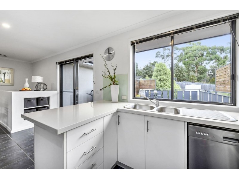 11 Radiata Drive, Lindisfarne TAS 7015