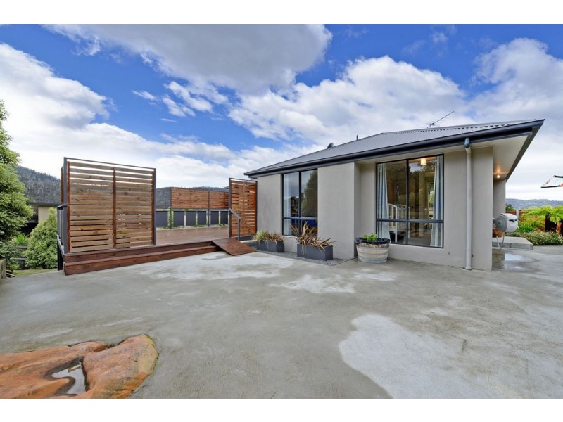 11 Radiata Drive, Lindisfarne TAS 7015