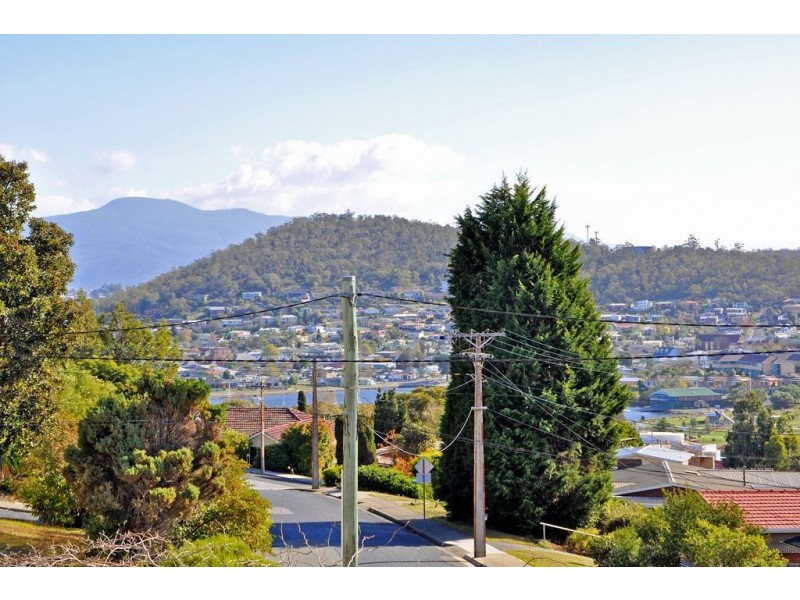 7 St Helen Street, Lindisfarne TAS 7015
