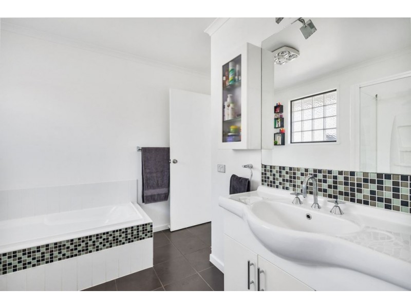 2/20 Raleigh Court, Howrah TAS 7018