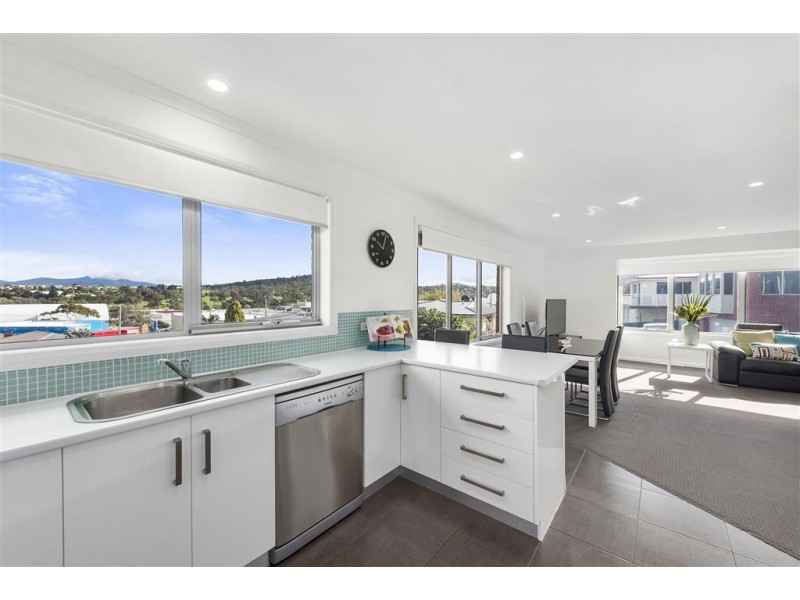 2/107A Cambridge Road, Bellerive TAS 7018