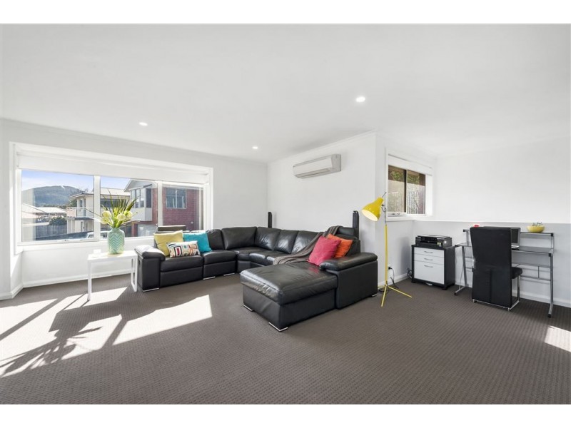 2/107A Cambridge Road, Bellerive TAS 7018