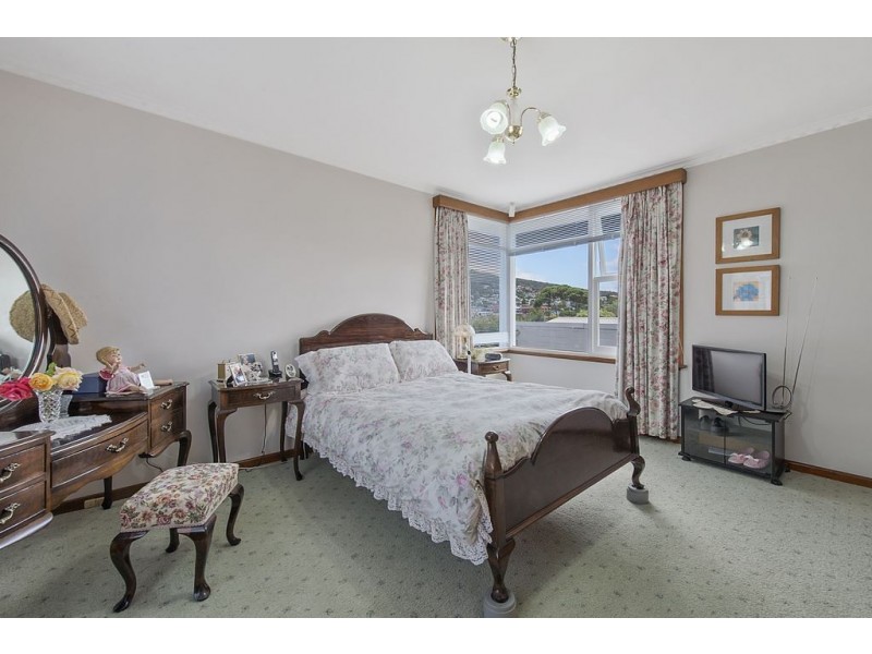 4 Milford Street, Lindisfarne TAS 7015