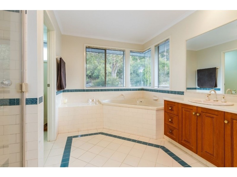 112 Oaktree Rise, Lysterfield VIC 3156