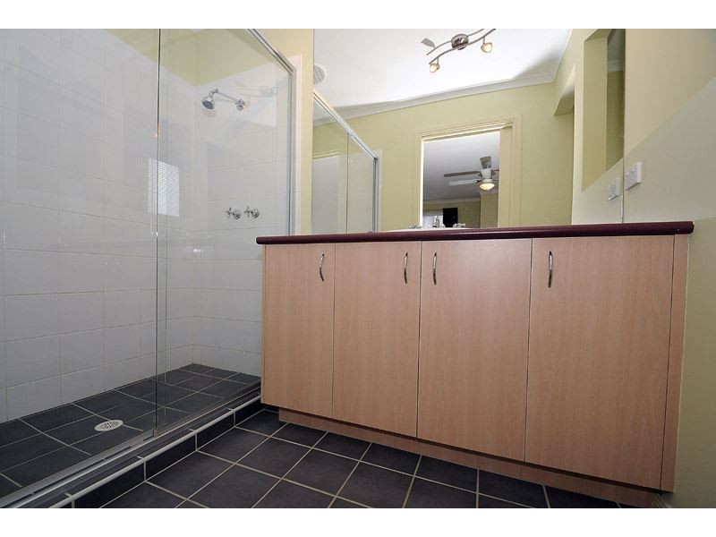 42 Kilcunda Drive, Rowville VIC 3178