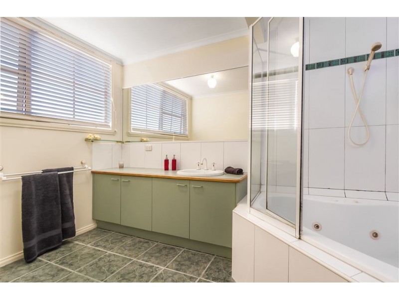 14 Kimberley Drive, Ferntree Gully VIC 3156