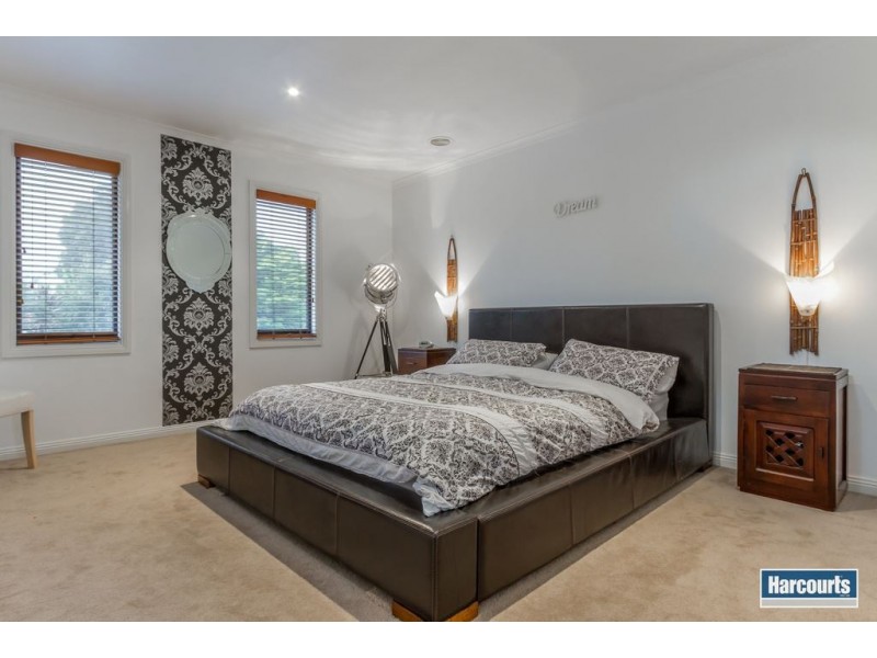 18 Sovereign Manors Crescent, Rowville VIC 3178