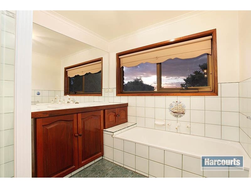 1 Yvette Drive, Rowville VIC 3178