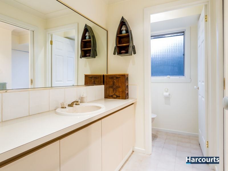 81 Mantung Crescent, Rowville VIC 3178