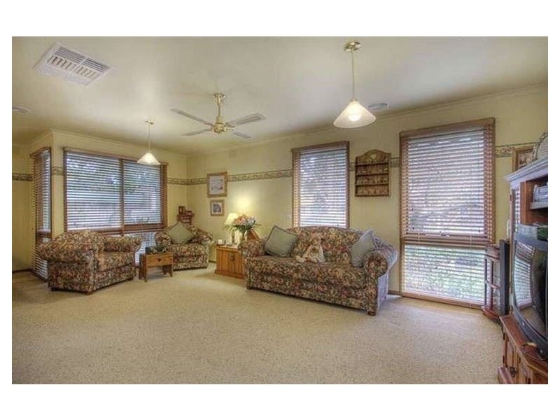 27 Lucerne Road, Ferntree Gully VIC 3156