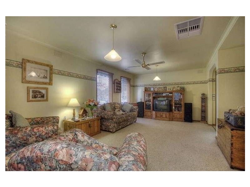 27 Lucerne Road, Ferntree Gully VIC 3156