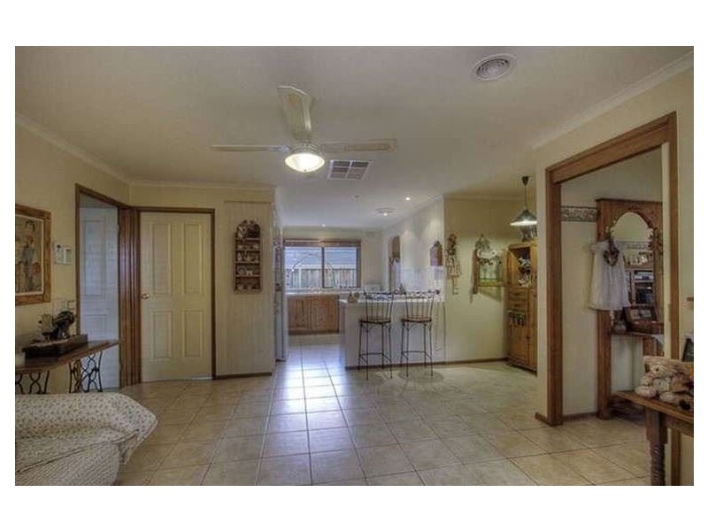 27 Lucerne Road, Ferntree Gully VIC 3156