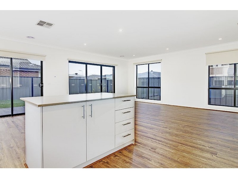 21 Elodea Way, Cranbourne North VIC 3977