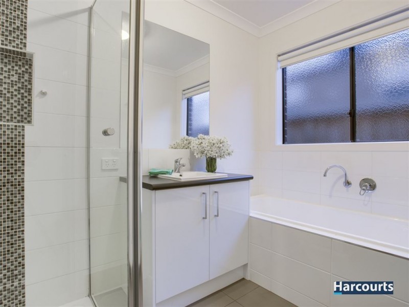 17 Naas Road, Clyde North VIC 3978