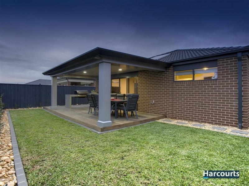 17 Naas Road, Clyde North VIC 3978