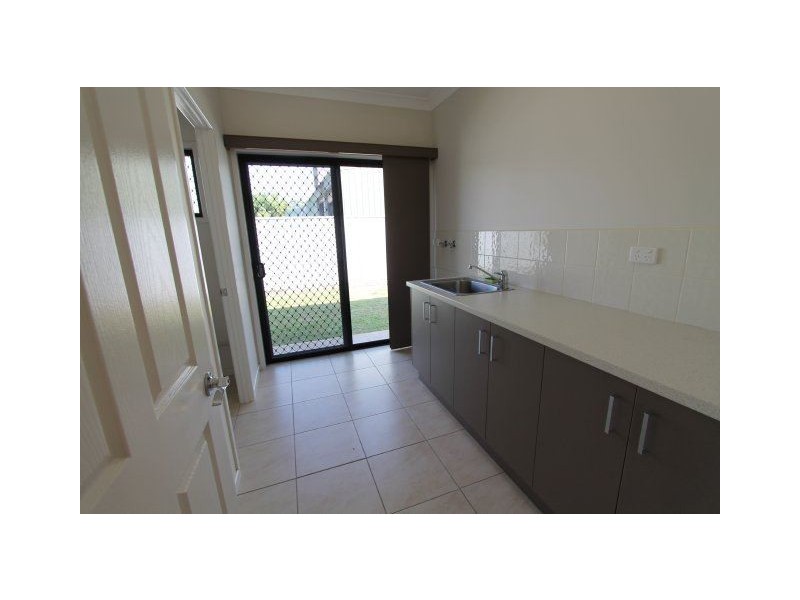 2/7 Rossiter Street, Ayr QLD 4807