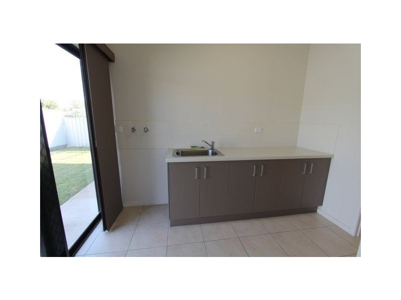 2/7 Rossiter Street, Ayr QLD 4807