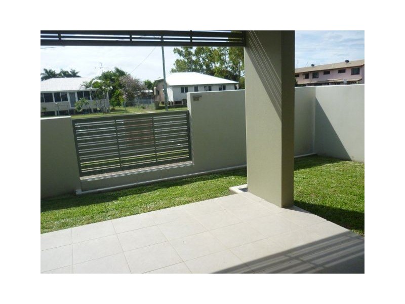 8/6-8 Queen Street, Ayr QLD 4807