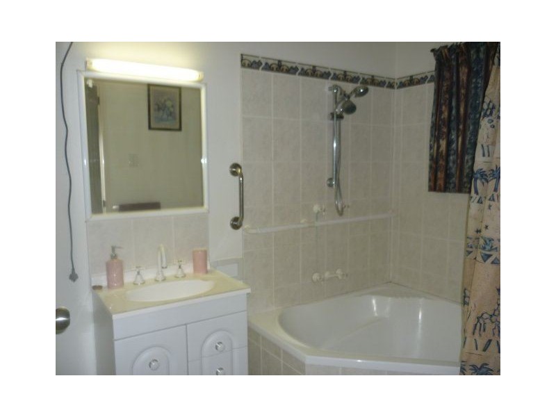 2/117 Mackenzie Street, Ayr QLD 4807