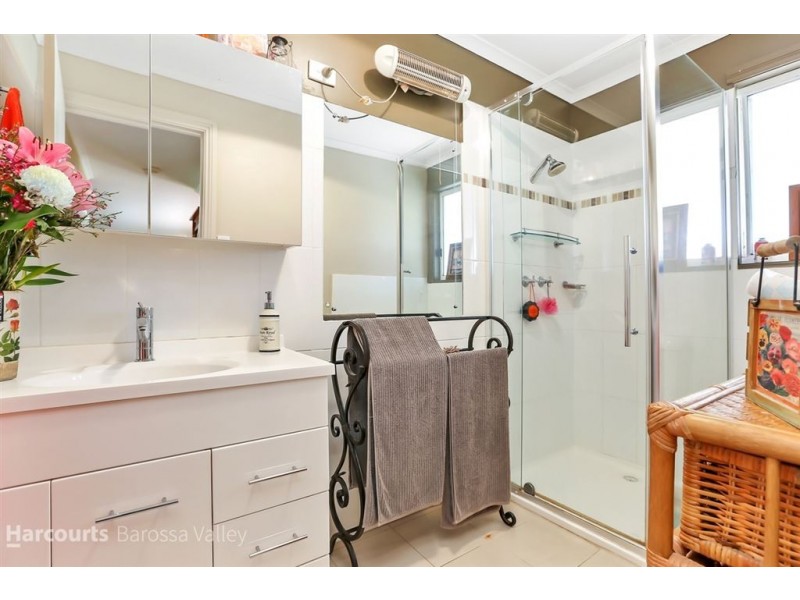 8411 Horrocks Highway, Clare SA 5453