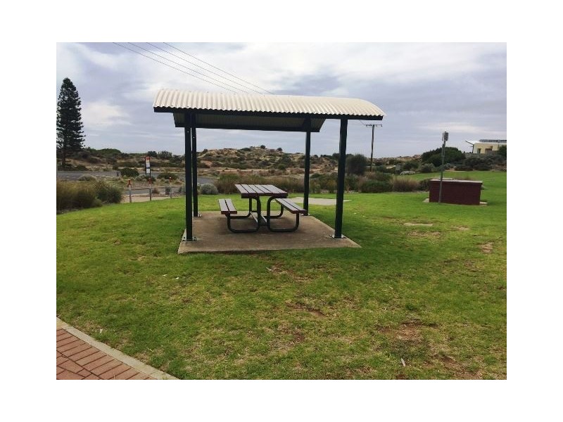 29 & 29a Macquarie Street, Moana SA 5169