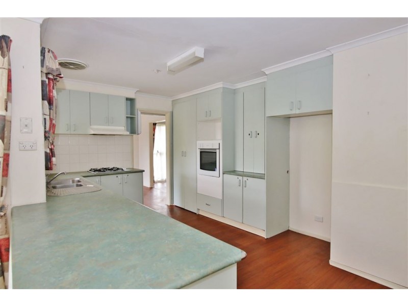 38 William Perry Close, Endeavour Hills VIC 3802