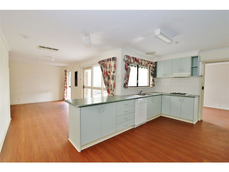 38 William Perry Close, Endeavour Hills VIC 3802