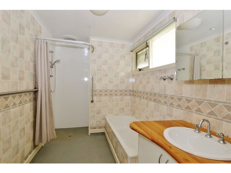 38 William Perry Close, Endeavour Hills VIC 3802