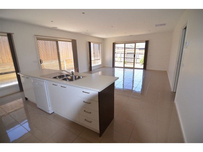 4 Piccadilly Circuit, Doreen VIC 3754