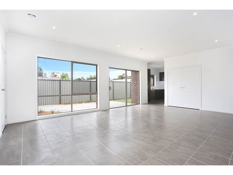 2/24 Waratah Street, Thomastown VIC 3074