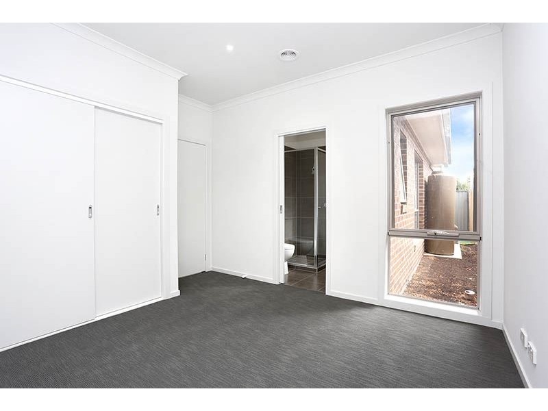 2/24 Waratah Street, Thomastown VIC 3074