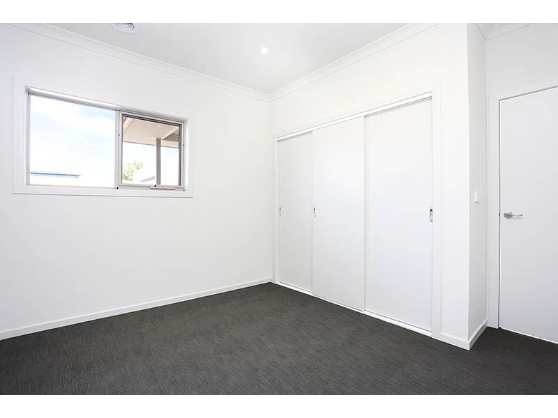 2/24 Waratah Street, Thomastown VIC 3074