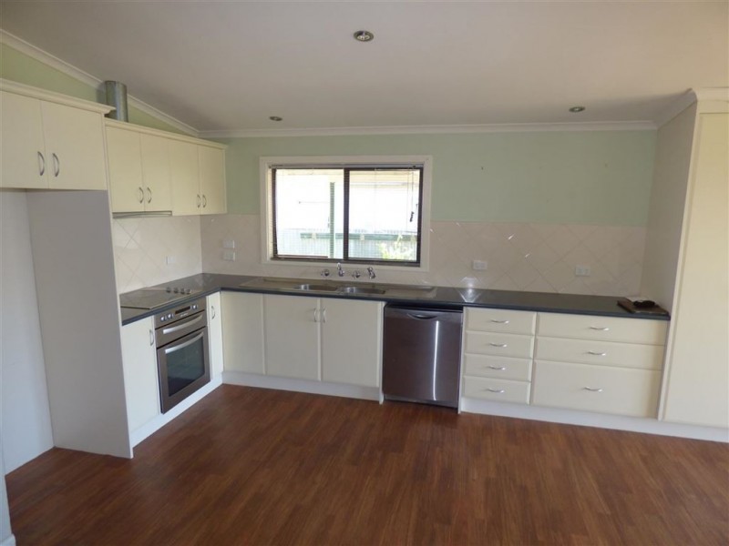 16 Edinburgh Road, Edenhope VIC 3318