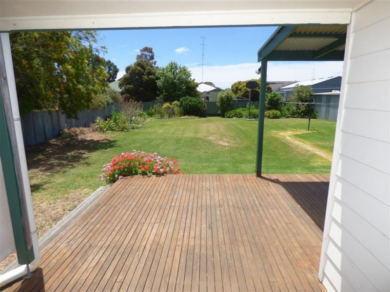 16 Edinburgh Road, Edenhope VIC 3318