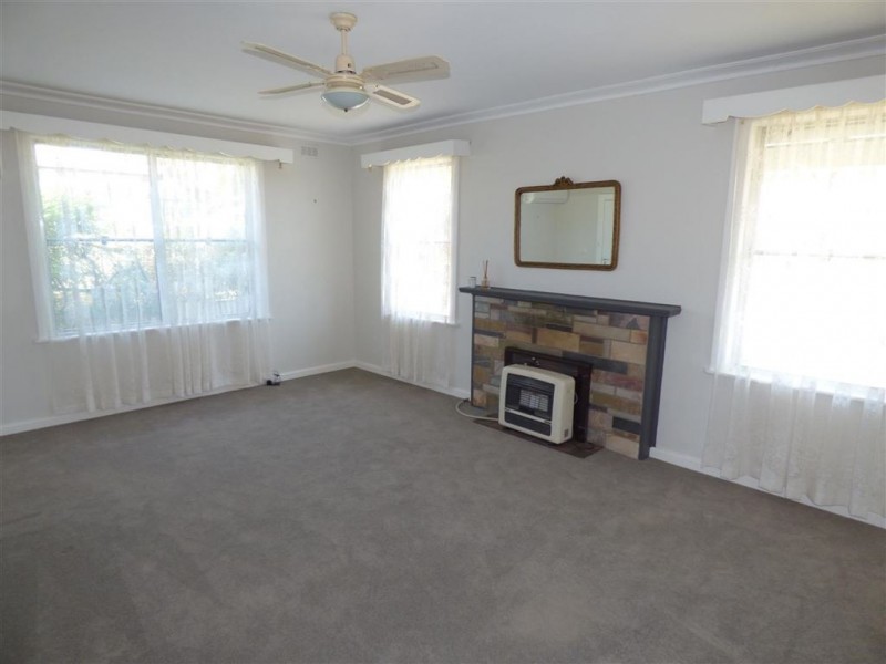 32 Edinburgh Road, Edenhope VIC 3318