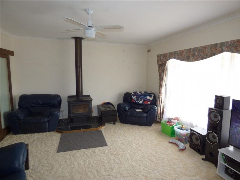 28 Wannon Ave, Edenhope VIC 3318