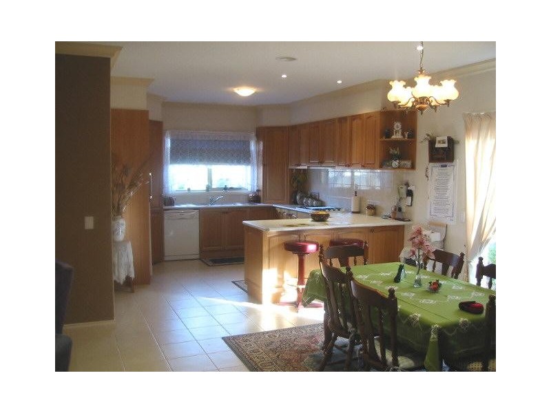 2 Kahan Close, Caroline Springs VIC 3023