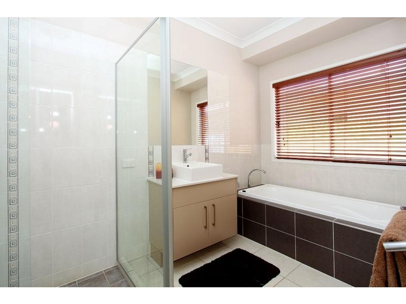 11 Lennox Close, Manly West QLD 4179